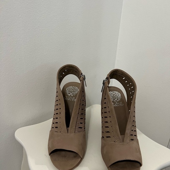 Vince Camuto Women's Tan Peep-Toe Heeled Sandals - Picture 2 of 9